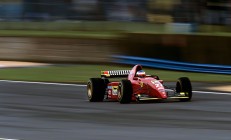 米兰体育入口-赛道上的独舞者，爱德华兹在F1年度争冠之夜的持续杀伤